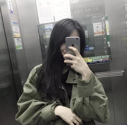 戴帽子女生手机挡脸戴帽子遮脸女生头像单身美女遮脸女人酷酷头像大全