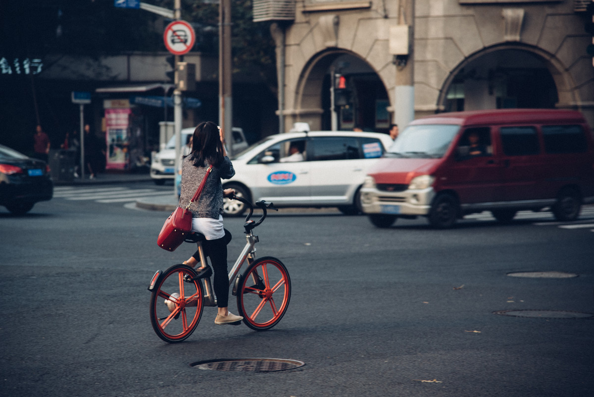上班路上的风景上班路上最美的风景是坐在公交车里透过车窗看到街边为