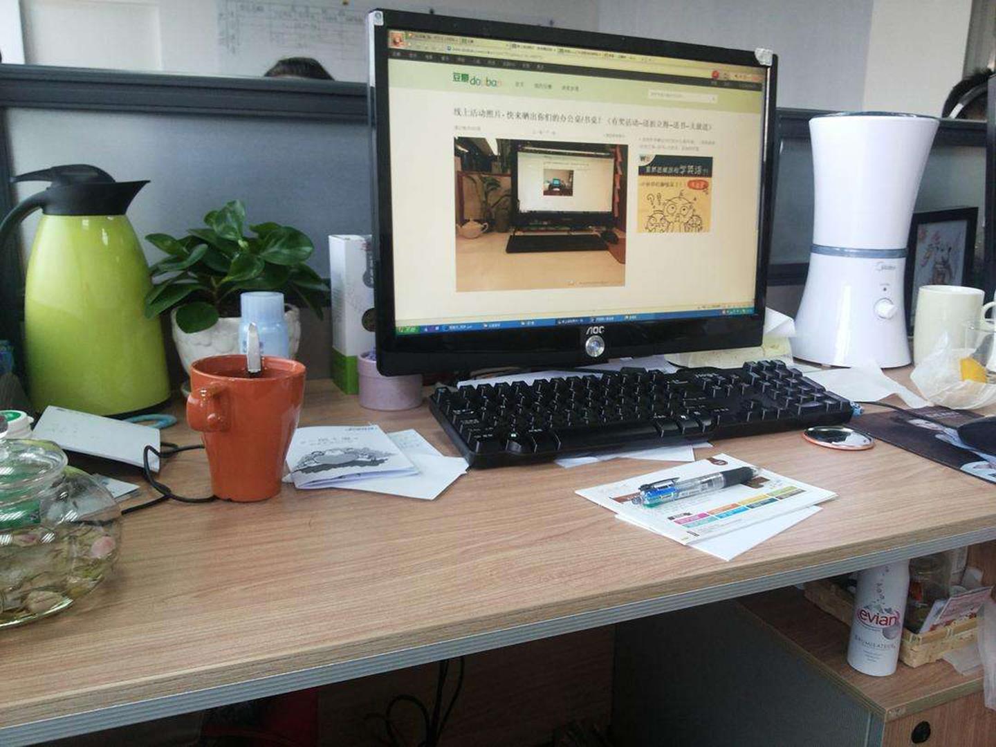 晒晒我的办公桌#同事说我的办公桌像狗窝一样乱糟糟的,我并不这样