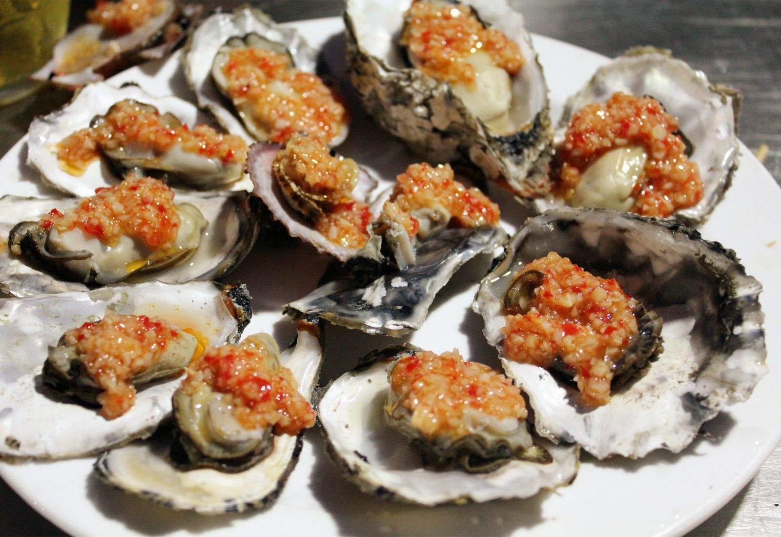 聚在一起吃了点了宵夜,喝着可乐聊着天,不得不说这个蒜蓉生蚝真不错