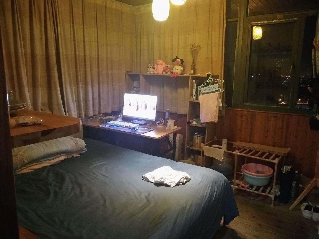 我家随手拍#朋友来我家玩说我的房间很乱,我都无语了,我的房间不掳缮