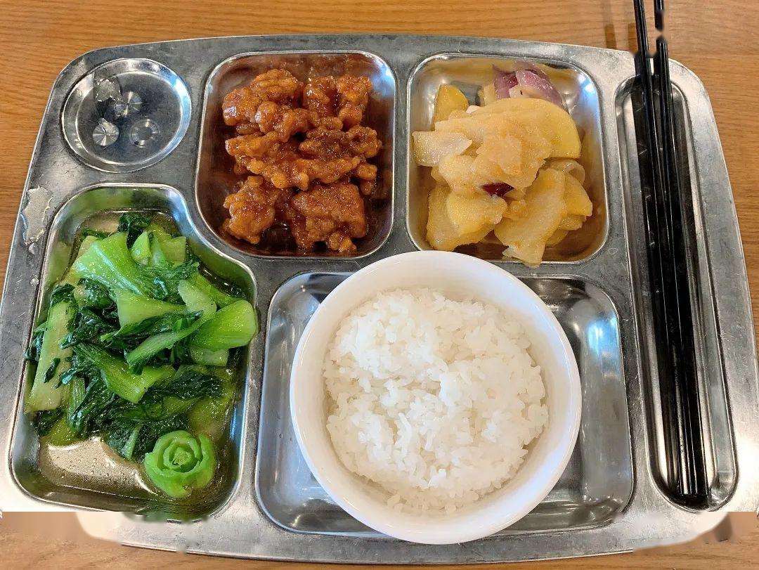 日常省錢大pk#為了省錢我一般都在公司的食堂吃飯,同樣的一葷一素一